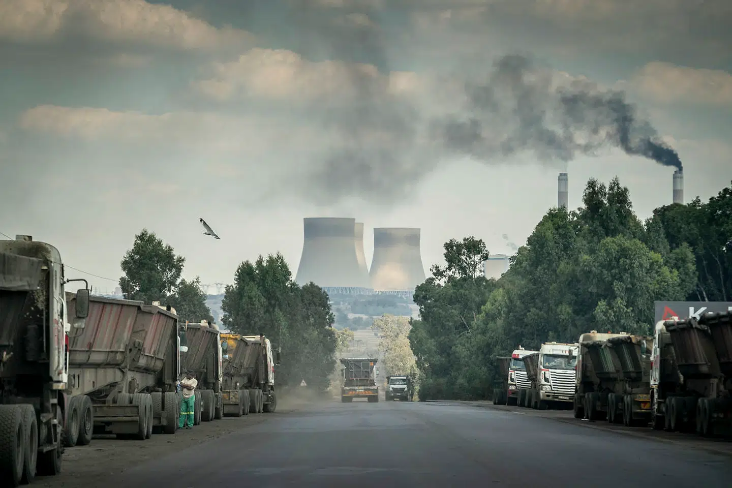 »Politikerne skal holde op med at bilde den danske befolkning ind, at det, vi kalder den grønne omstilling, kan udbredes til resten af verden, og at det er løsningen på den globale klimakrise. Det kommer ALDRIG til at ske,« skriver kronikøren. På billedet ses lastbiler holde klar til at køre mod et kulkraftværk ved Mpumalanga i Sydafrika.