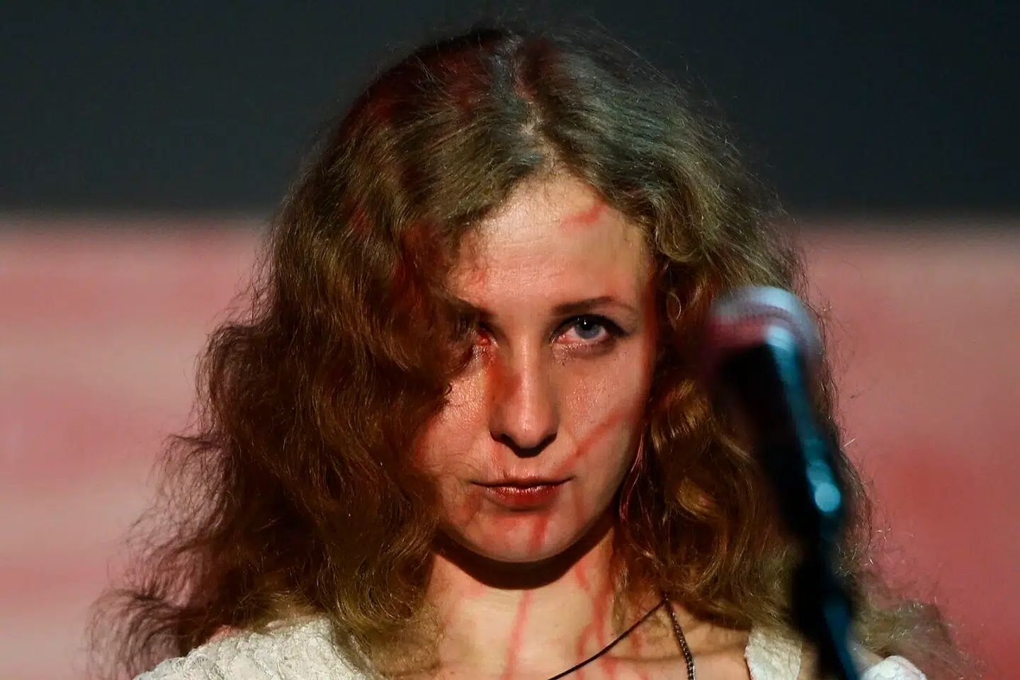 Maria Alyokhina fra Pussy Riot har flere gange været anholdt i Rusland og er idømt en fængselsstraf på to år for sine protester mod styret. Hun flygtede tidligere på året fra Rusland og bor nu i Island.