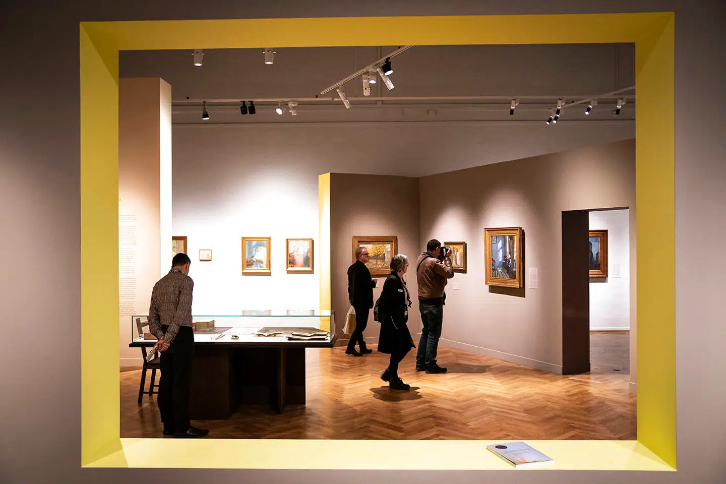 Både danske og udenlandske museer, her Statens Museum for Kunst, har i årtier brugt mange penge på sofistikerede klimaanlæg, som styrer temperatur og luftfugtighed. Nu dokumenterer ny forskning, at klimaanlæg ikke kan stoppe udtørringen af malingen. Dermed kan museerne roligt skrue ned for klimaanlæggene og spare penge på energi.