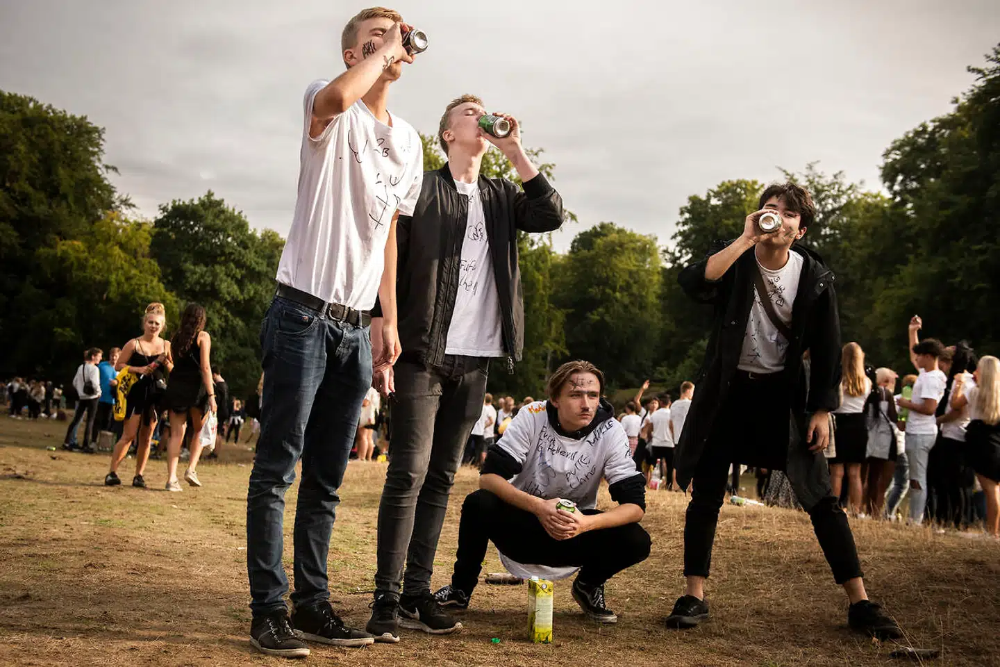 »Hvis jeg vil have mulighed for alt det sjove med fest, venner og fritidsaktiviteter, så kan jeg godt selv betale det uden hjælp fra det offentlige,« skriver Oscar Bisgaard Hansen om SU til hjemmeboende studerende. Her samles gymnasieelever til fest i Dyrehaven nord for København i 2018.