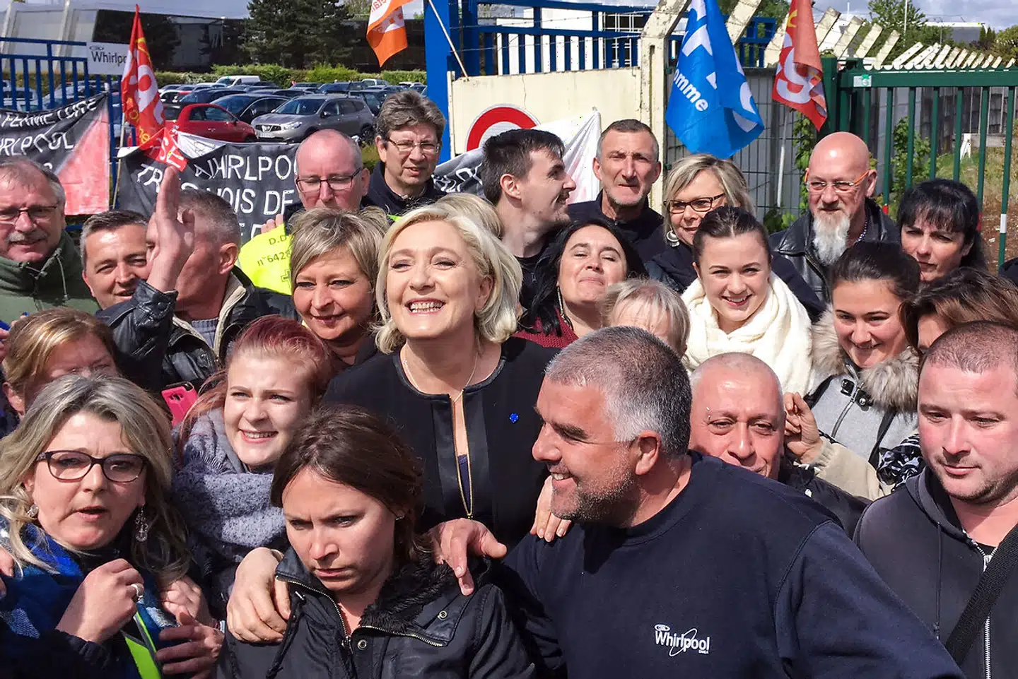 Marine Le Pen poserer omgivet af arbejdere på en lukningstruet fabrik i Somme-departementets hovedby, Amiens. Det er her, François Ruffin stiller op. Og han er en af de stadig færre venstreorienterede kandidater, der holder skansen i den gamle kommunistiske højborg.