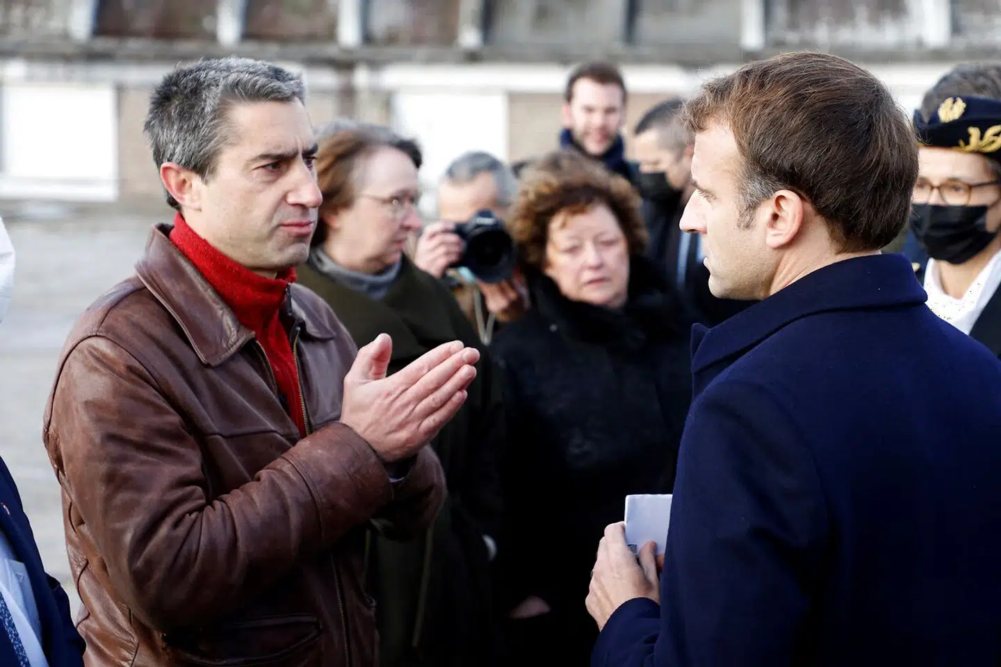 Emmanuel Macron er født i Amiens i Nordfrankrig, hvor François Ruffin stiller op, og de to stort set jævnaldrende politikere krydser ofte klinge i byen. For den rødgrønne politiker er det vigtigt at minde om, at »de riges præsident« trods alt er hovedmodstanderen – ikke borgere på overførselsindkomst.