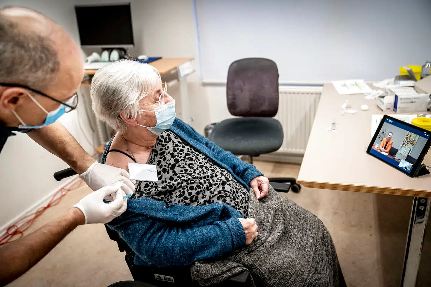 27. december 2020 – for to år siden – blev ældre på Omsorgscentret Kærbo i Ishøj som de første herhjemme vaccineret mod coronavirus. De fleste på plejehjemmene har nu fået fire stik, men det er ikke nok, mener Alzheimerforeningen.