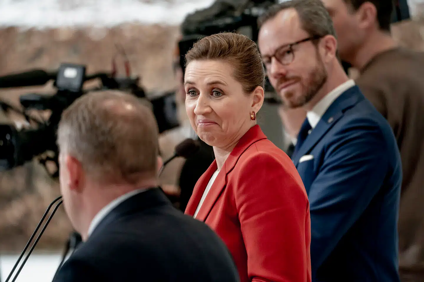 »Min vurdering er, at Mette Frederiksen ikke ville foreslå en millionærskat, hvis hun havde dannet en rød regering. Det var slet ikke det, hun gik til valg på, og modstanden fra blå blok (inklusiv Venstre) ville have været massiv. Millionærskatten er et resultat af Løkkes ide om en top-topskat, og at Ellemann blåstempler den,« skriver Mads Lundby Hansen.