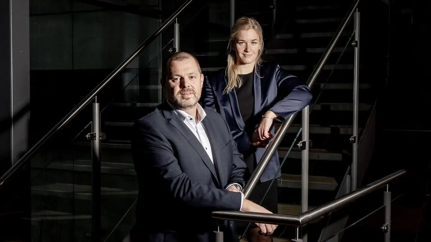 Capgemini Danmark vælger at bygge videre fra erfaringerne fra corona og giver nu medarbejdere mulighed for mere frihed i arbejdslivet. Det forsøg er faldet godt ud. Her ses konsulenthusets administrerende direktør, Claus Rydkjær, og HR-partner Rikke Sønderup.