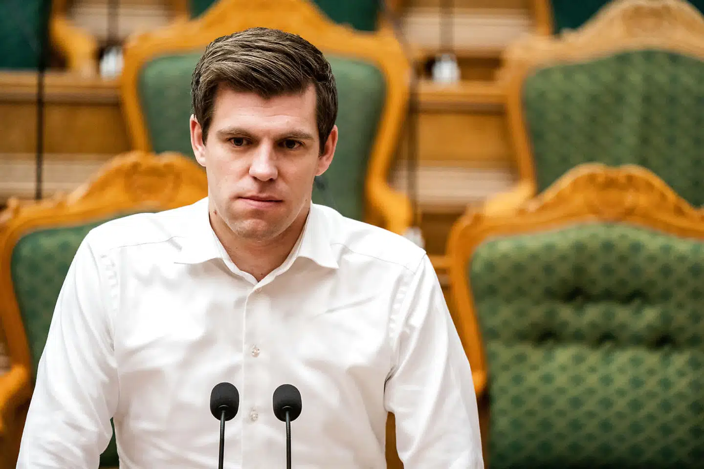 Gang på gang har politisk ordfører Morten Dahlin (V) og hans parti tordnet mod Mette Frederiksen (S) og kaldt hende »magtfuldkommen«. I dag lyder tonerne noget anderledes.