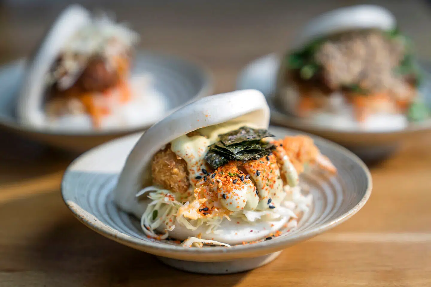 Bao – den særlige kinesiske »sandwich« i en dampet bolle. I forgrunden en »Shrimp Fry Bao« med sprød reje og tørret tang, spicy dressing og sprød hvidkål.