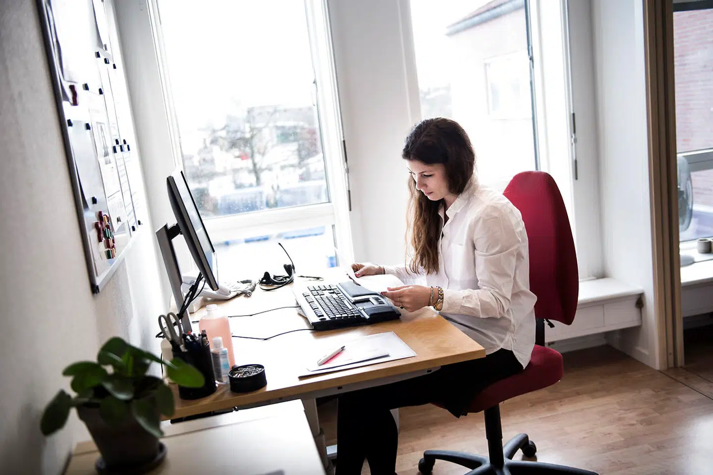 Dansker i beskæftigelse arbejder 1.363 timer i gennemsnit om året, viser en opgørelse. Det er langt mindre, end man gør i andre lande, viser en undersøgelse.