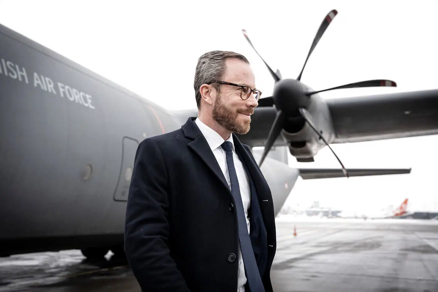 Forsvarsminister Jakob Ellemann-Jensen (V) ankommer til Riga i et af forsvarets Hercules fly mandag den 19. december 2022. Forsvarsministeren besøger Letland, hvor han blandt andet møder danske soldater og deltager i et møde med forsvarssamarbejdet Joint Expeditionary Force (JEF). (Foto: Emil Helms/Ritzau Scanpix)