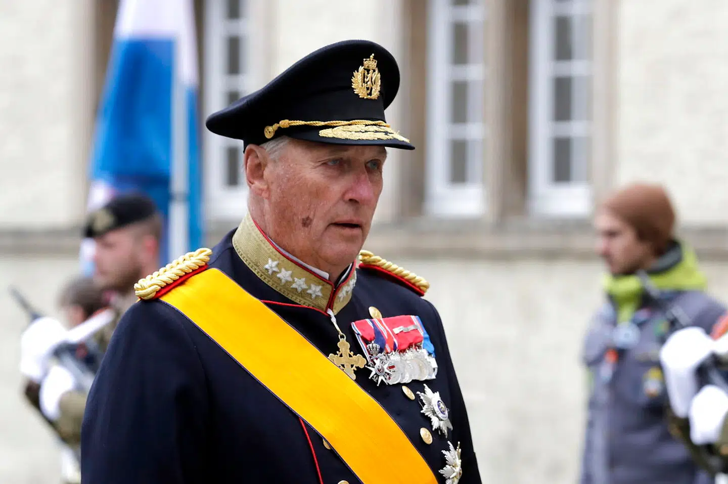 »Hans Majestæt Kongen er nu udskrevet. Kongen er i bedring, men han vil tage det med ro nogle dage«, skriver Kongehuset i en pressemeddelelse onsdag eftermiddag.