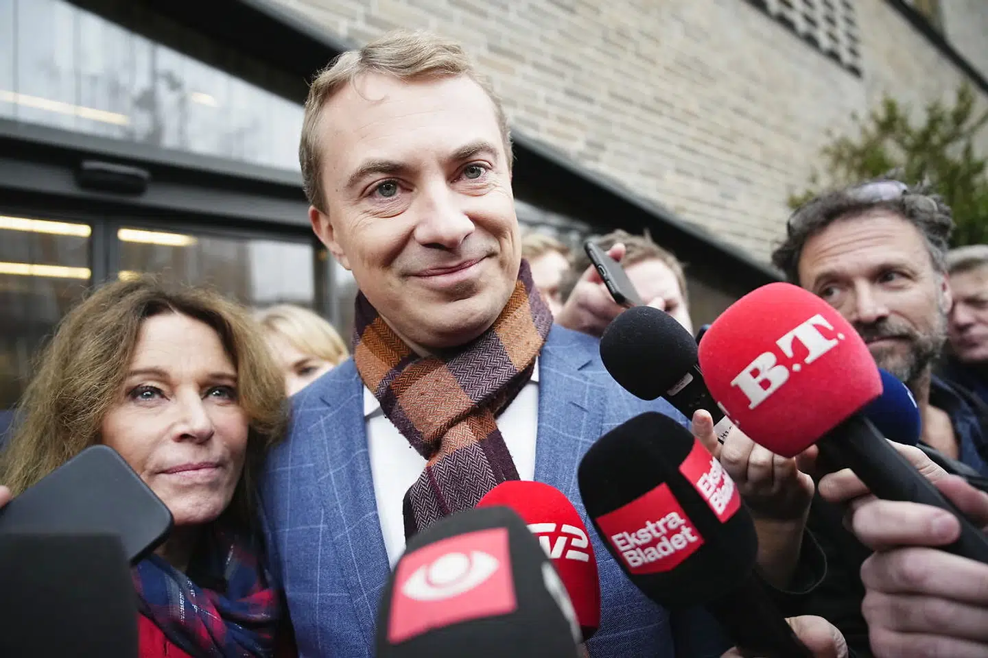 En besynderlig seance fandt sted foran Retten på Frederiksberg onsdag formiddag, kort efter Morten Messerschmidt var blevet frifundet i Meld- og Feld-sagen. Som det første stillede DF-formanden et direkte spørgsmål til Ekstra Bladets udsendte reporter – og senere gik han til angreb på medierne.