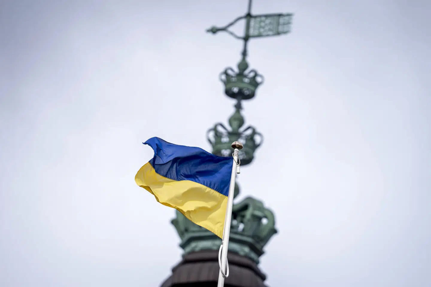 Det ukrainske flag foran Christiansborg. (Arkivfoto). – Foto: Mads Claus Rasmussen/Ritzau Scanpix