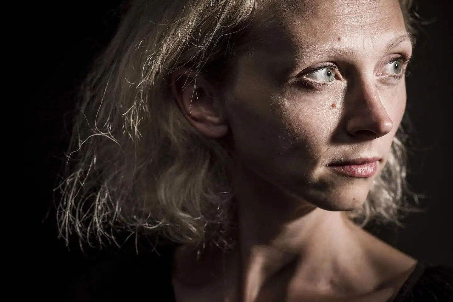 »Hvorfor Kimer alligevel endte med at måtte forlade Rusland, blev aldrig officielt forklaret, men hendes brug af ordet ’krig’ i stedet for ’special militær operation’ og hendes skildringer af forholdene på ukrainsk side har formentlig været en torn i øjet på Kreml,« skriver Adam Holm.