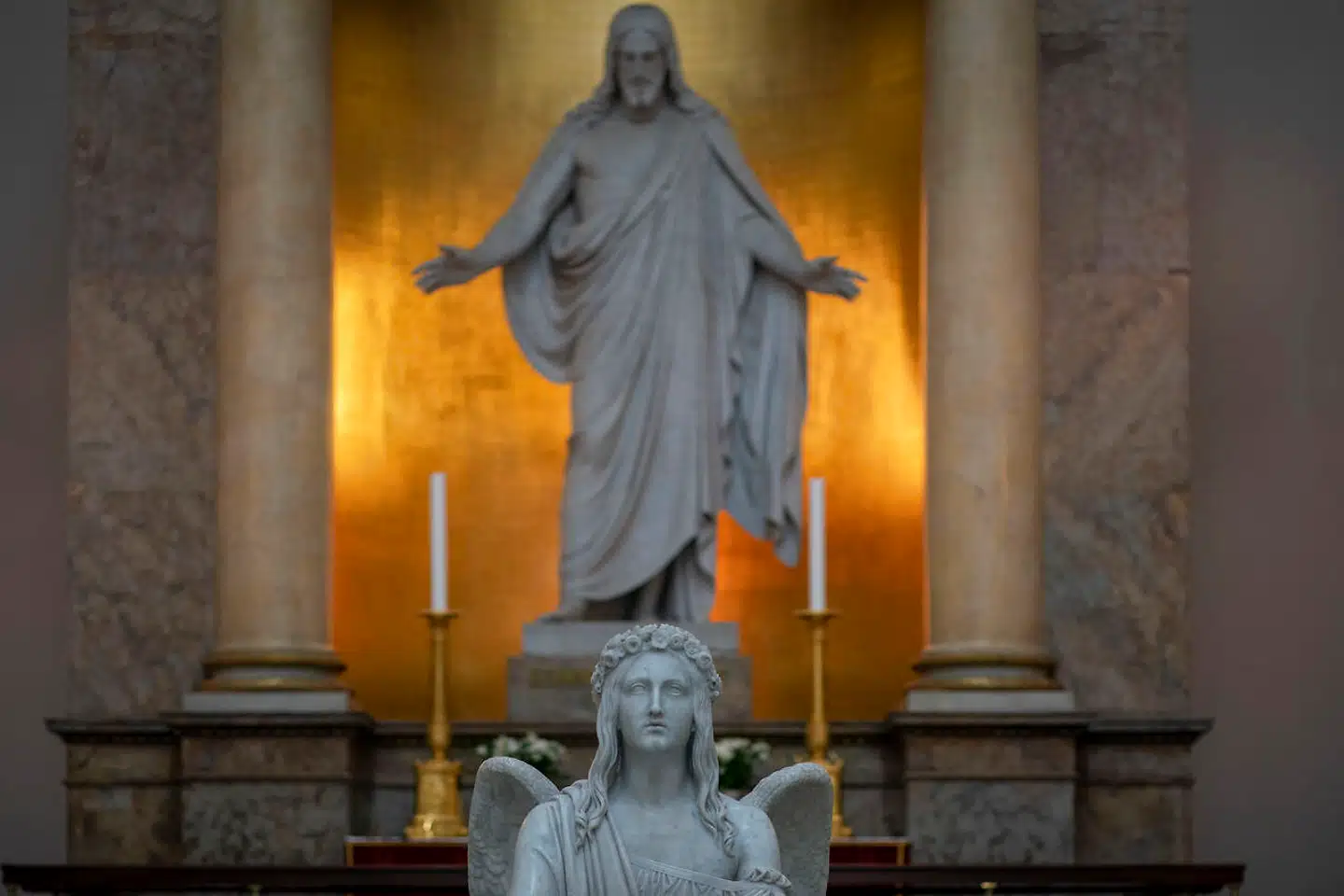 Københavns Domkirke blev i maj 2022 i år ramt af overgrebsanklager, der fik Peter Lodberg, professor mso, til at kalde sagen for »enestående i dansk kirkehistorie«. En central medarbejder blev anklaget for at have krænket en mindreårig og flere unge seksuelt. I sagen om den mindreårige var biskop Peter Skov-Jakobsen fuldt informeret om sagen, men han greb ikke ind.