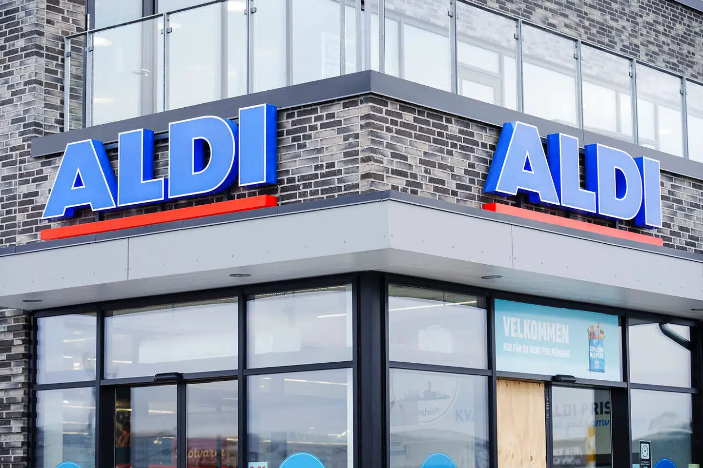 Den tyske discountgigant Aldi trækker sig ud af Danmark. Nu er der kommet adresser på, hvilke af koncernens mange butikker, som kommer til at lukke. De ligger fordelt over hele landet. REMA 1000 overtager 114 af discountkædens butikker.