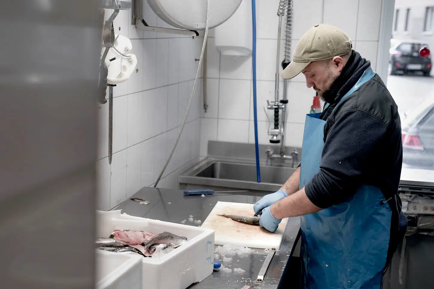 Fiskehandler Christoffer Skov Pedersen har i over tre år haft butik i Rantzausgade på Nørrebro i København.