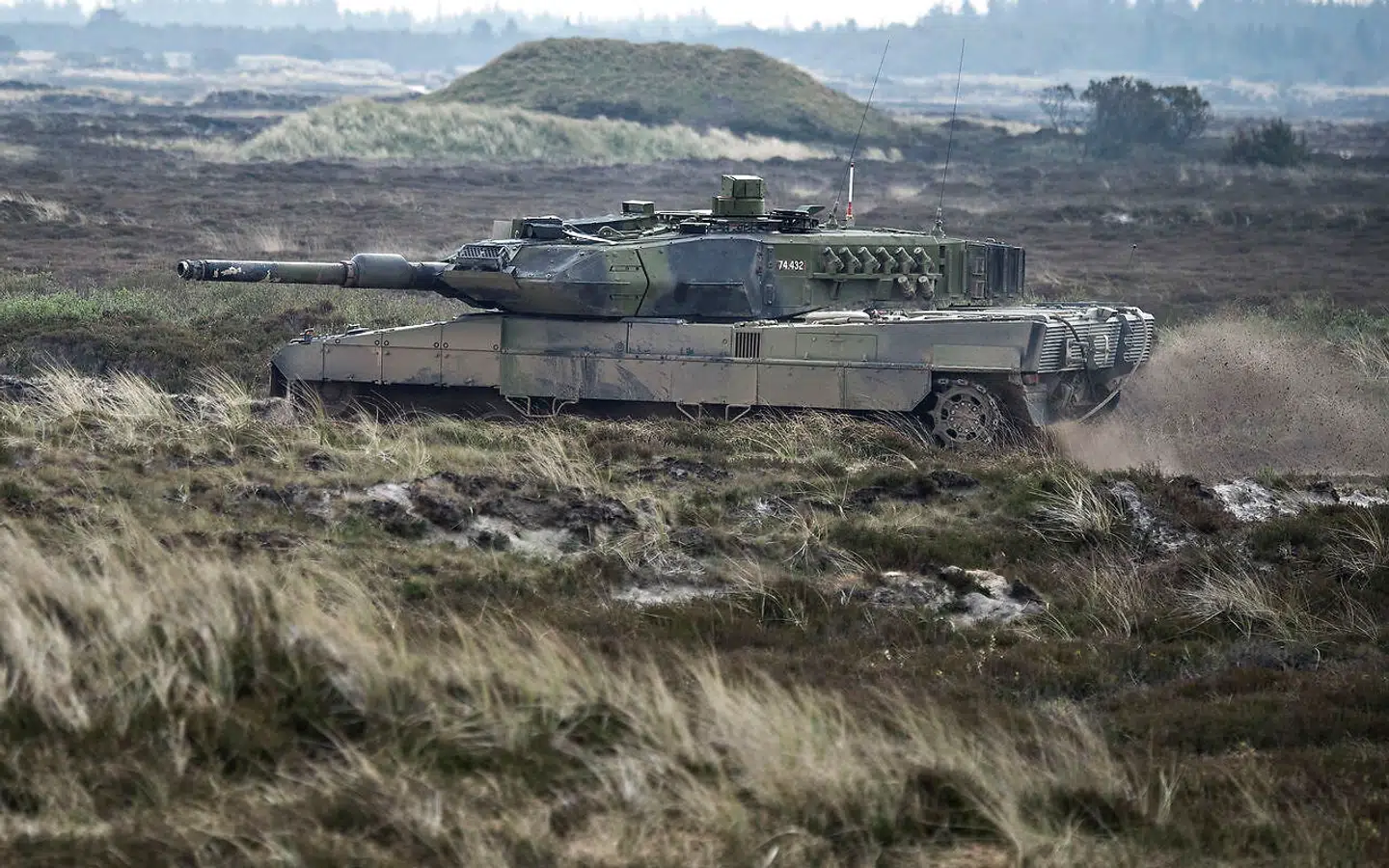 Dansk forsvar står overfor en voldsom opgradering på ganske få år, og det vil regeringen blandt andet betale med afskaffelsen af en helligdag. Men den model afviser økonomer.