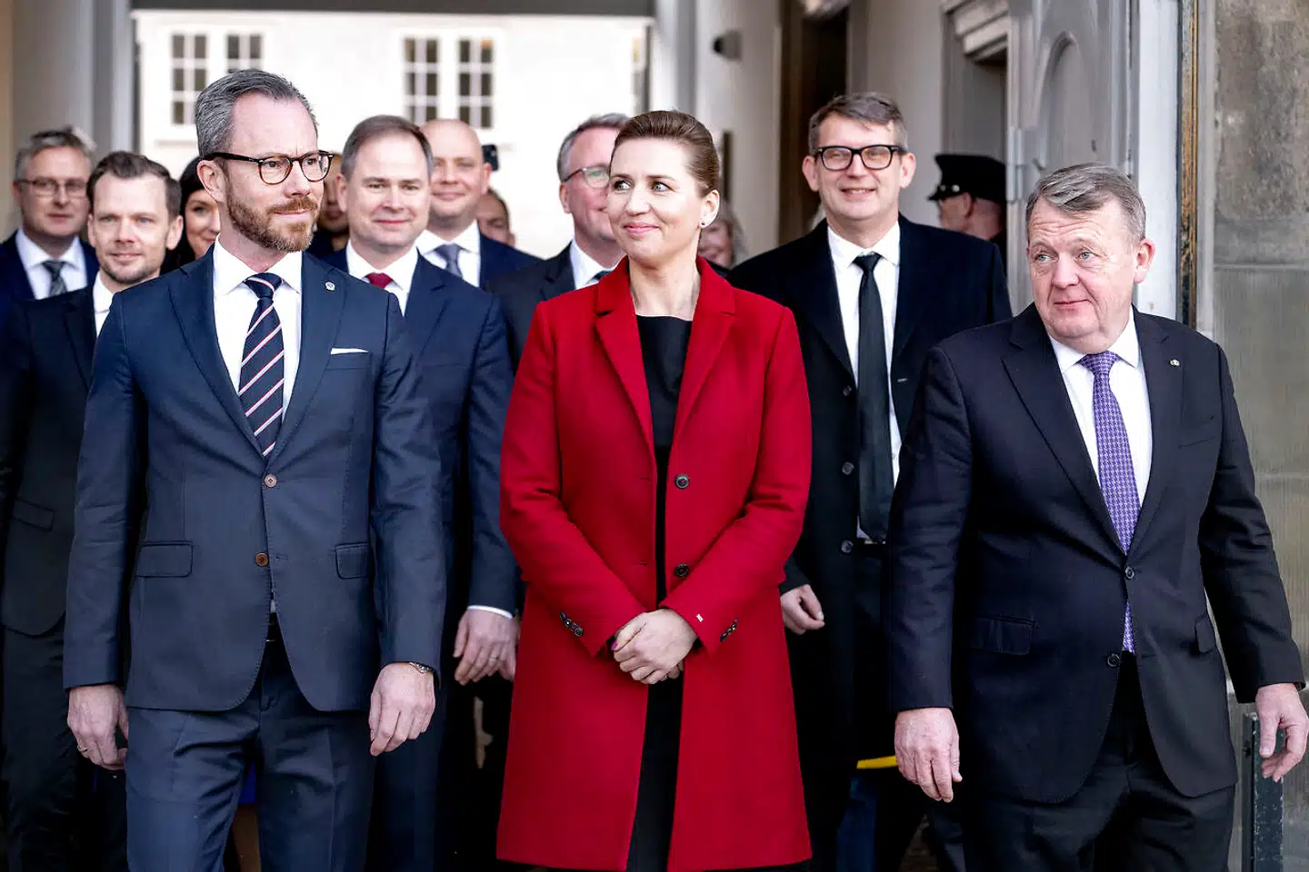 »På ministerholdet er der otte kvinder og 15 mænd. I regeringens magtfulde koordinationsudvalg og økonomiudvalg er andelen blot 25 procent. Regeringen er dermed langt fra normalområdet for kønsfordeling på 40/60 procent,« skriver Henriette Laursen. På billedet ses statsminister Mette Frederiksen præsentere sin nye regering på Amalienborg Slotsplads.