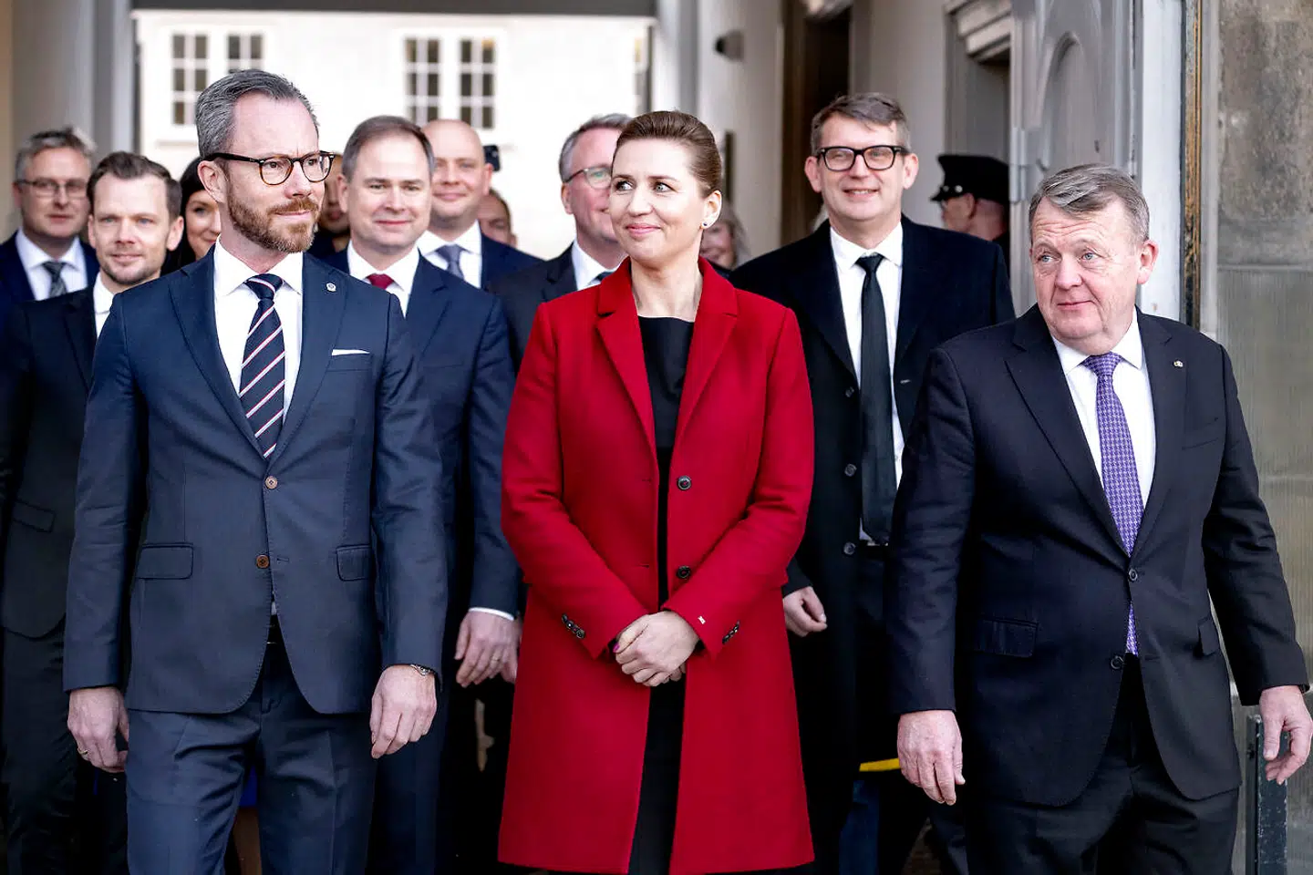 »På ministerholdet er der otte kvinder og 15 mænd. I regeringens magtfulde koordinationsudvalg og økonomiudvalg er andelen blot 25 procent. Regeringen er dermed langt fra normalområdet for kønsfordeling på 40/60 procent,« skriver Henriette Laursen. På billedet ses statsminister Mette Frederiksen præsentere sin nye regering på Amalienborg Slotsplads.