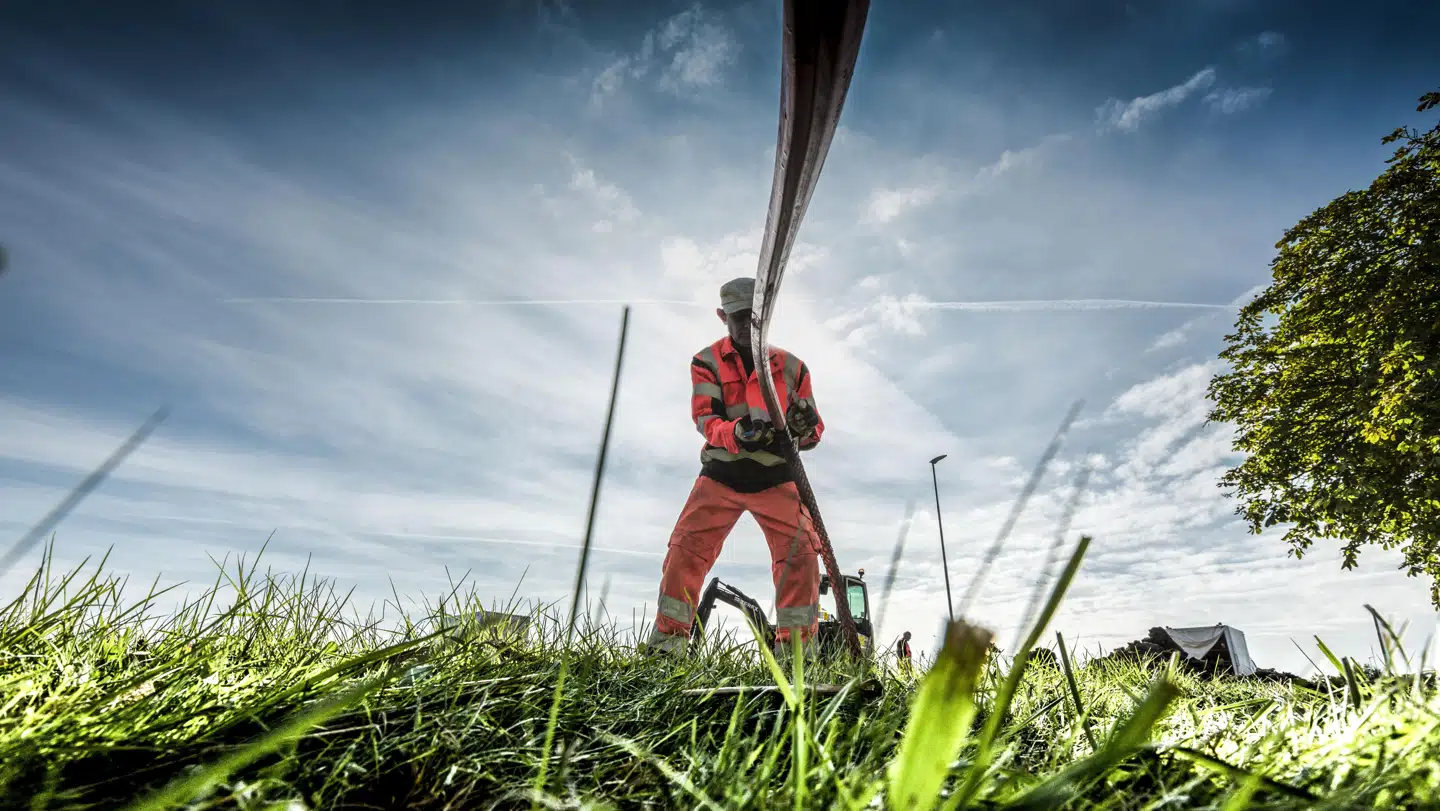 Det er bekosteligt at grave de lynhurtige fiberforbindelser ned i den danske muld, og det er blevet dyrere på det seneste at købe blandt andet asfalt og fortovsfliser, når der skal gøres pænt igen efter gravearbejdet. Alligevel moser fiberselskaberne på – for den, der kommer først, sætter sig nærmest automatisk på området, hvor der er gravet.