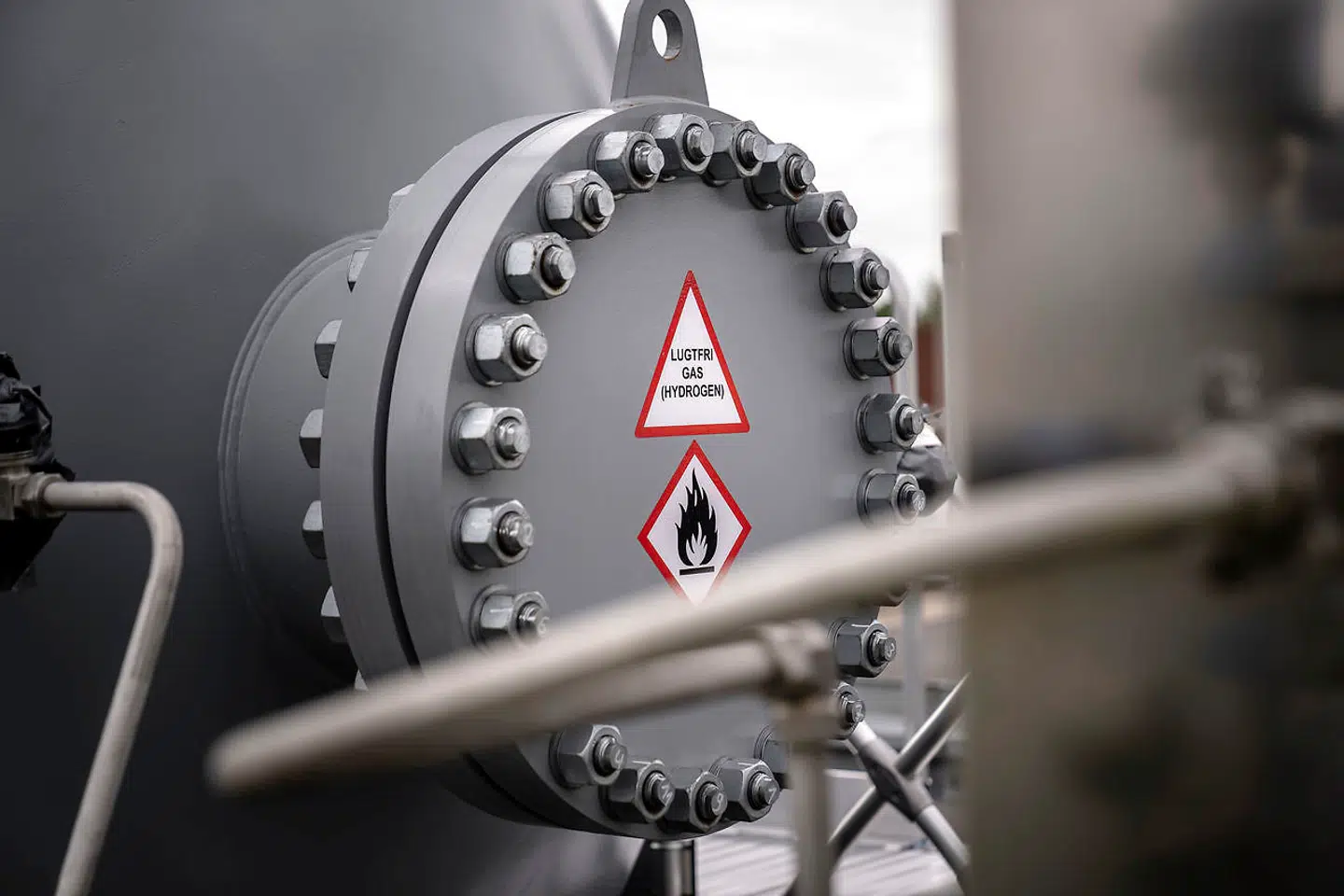 »Som det tidligere er dokumenteret af Dansk Energi (nu Green Power Denmark) kan samfundet spare 30 procent på udbygning af elnettet ved at maksimere kapacitetsudnyttelsen af VE gennem intelligent regulering,« skriver kronikørerne.