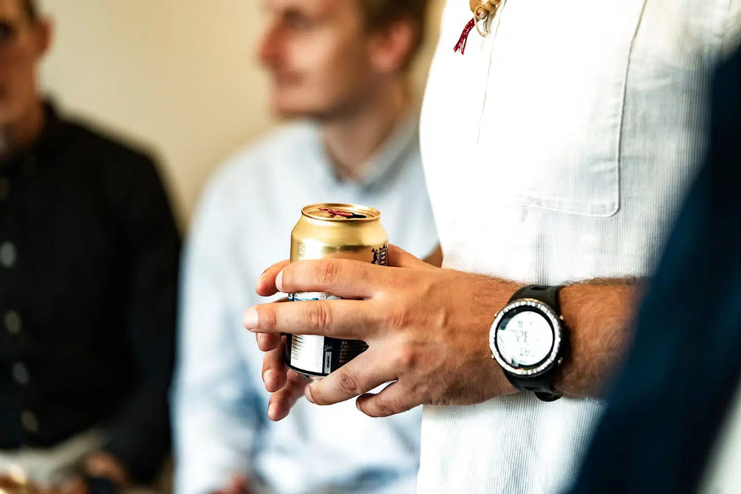 »Når alkoholproblemet medfører så store ulykker, burde politikerne have skredet ind for længst; tilmed er der erfaring for, at pris, reklameforbud og begrænset tilgængelighed af alkohol virker. Men her er vi oppe mod angst for at miste stemmer og en ideologi om, at man ikke skal blande sig i folks livsstil!« Skriver Anne Nielsen.