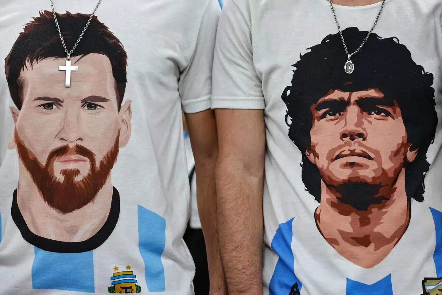 Lionel Messi har gennem hele karrieren måtte kæmpe mod Diego Armando Maradonas brede skygge. Nu har han langt om længe tilkæmpet sig en æresplads i argentinernes hjerter, side om side med »El Diego«.