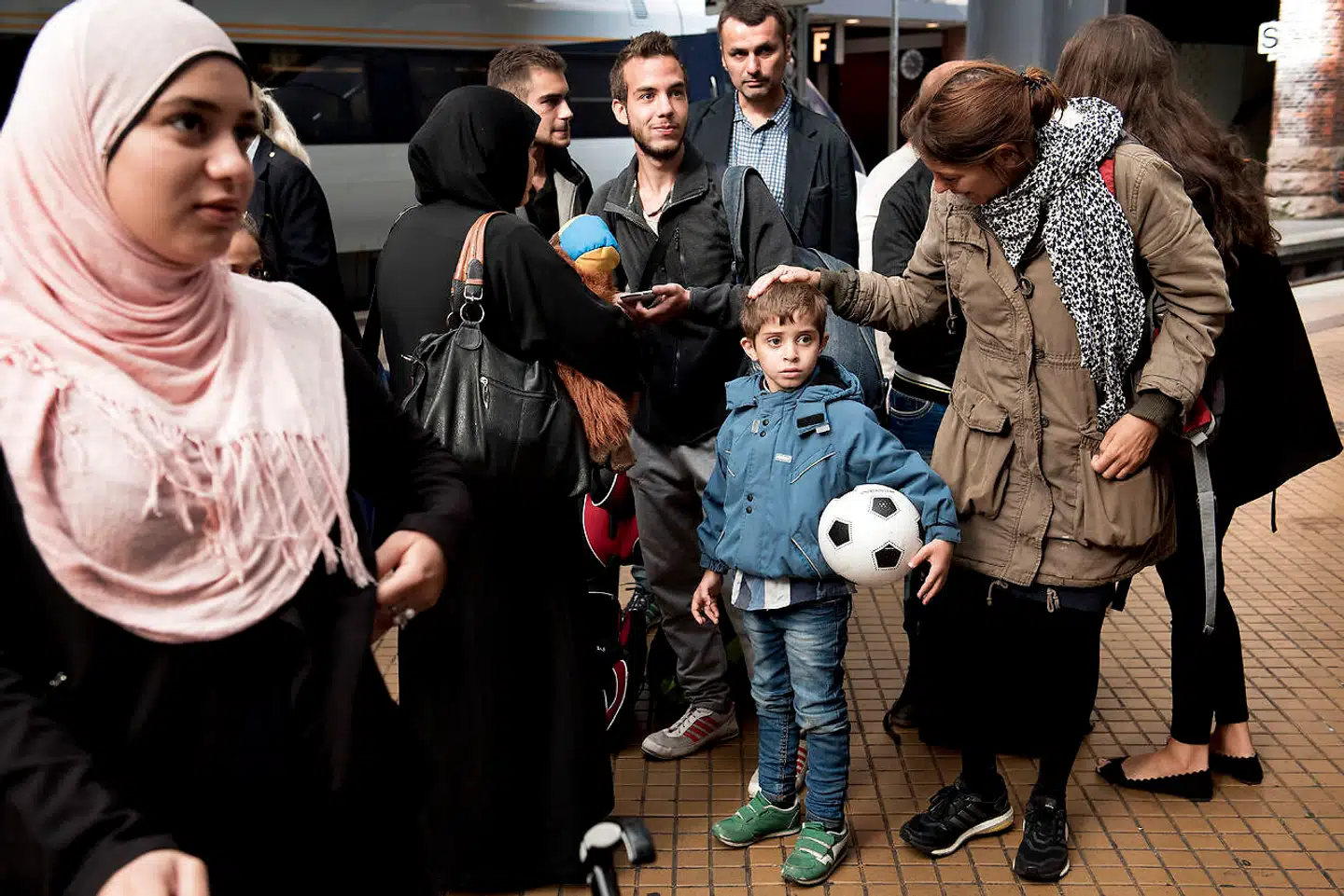 Siden flygtningekrisen i 2015-16 har Sverige taget imod et stort antal asylansøgere og migranter. Og det giver alvorlige udfordringer i det svenske skolesystem, mener en svensk debattør. På billedet venter nyankomne flygtninge på for at komme med Øresundstoget fra Københavns Hovedbanegård til Sverige i 2015.