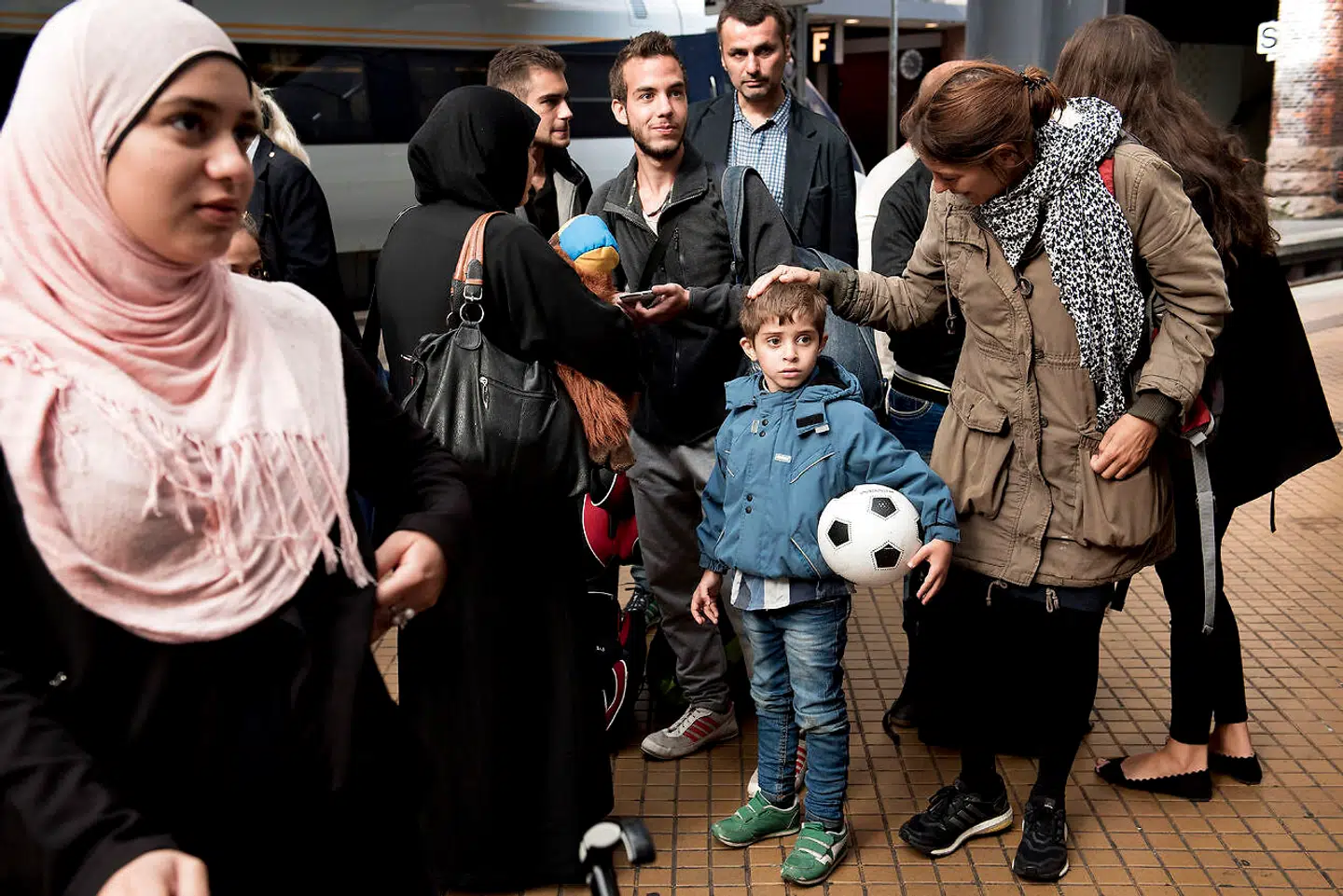 Siden flygtningekrisen i 2015-16 har Sverige taget imod et stort antal asylansøgere og migranter. Og det giver alvorlige udfordringer i det svenske skolesystem, mener en svensk debattør. På billedet venter nyankomne flygtninge på for at komme med Øresundstoget fra Københavns Hovedbanegård til Sverige i 2015.