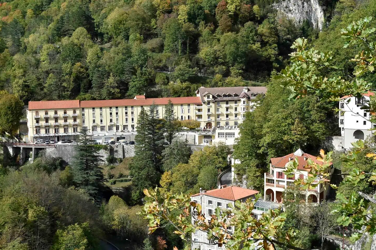 En onsdag aften i oktober udspillede sig en brutal forbrydelse i en sydfransk landsby, der har efterladt landet i chok og beboerne i tavshed.