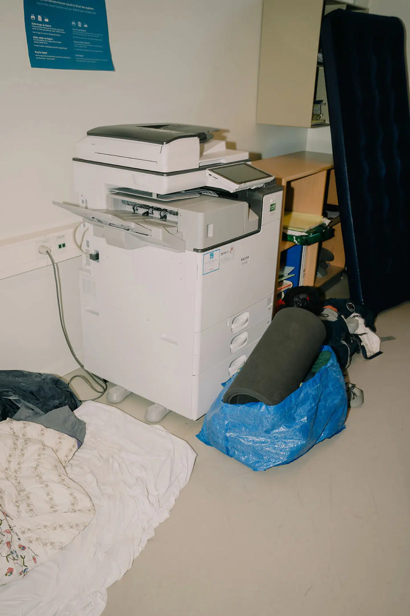 En madras og en dyne ligger klar i kopirummet til at tage imod en træt studerende.