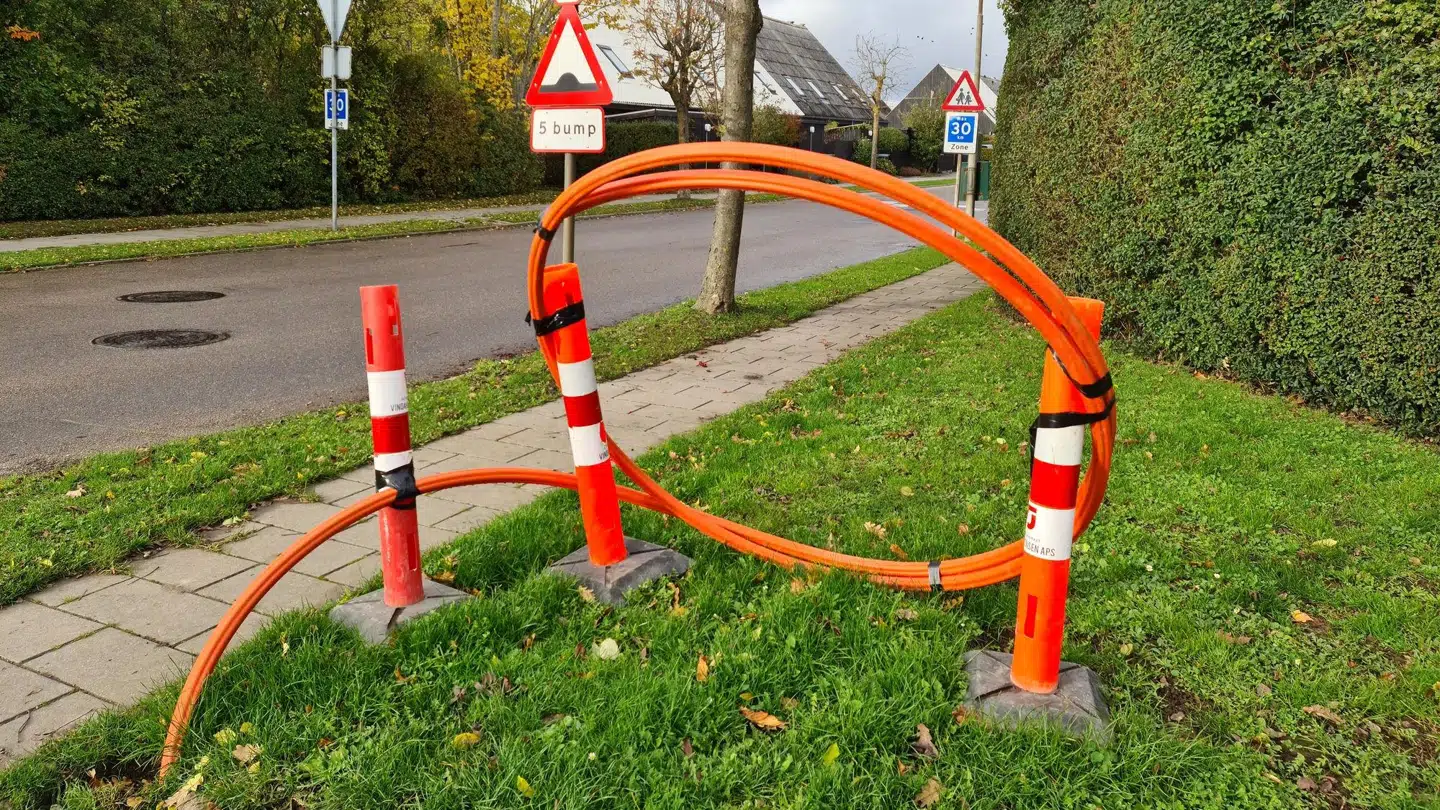 Flere og flere danske husstande kobler sig på internettet gennem en lynhurtig fiberforbindelse. Derfor graves der i øjeblikket på livet løs for at få de kulørte kabler i jorden overalt i landet.
