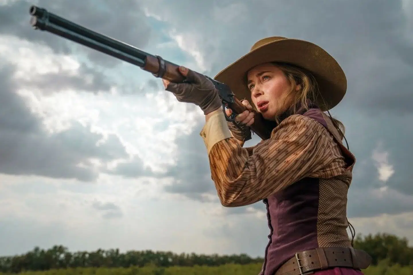 Emily Blunt skyder med skarpt i den flotte, actionprægede og mørkt malende westernserie.