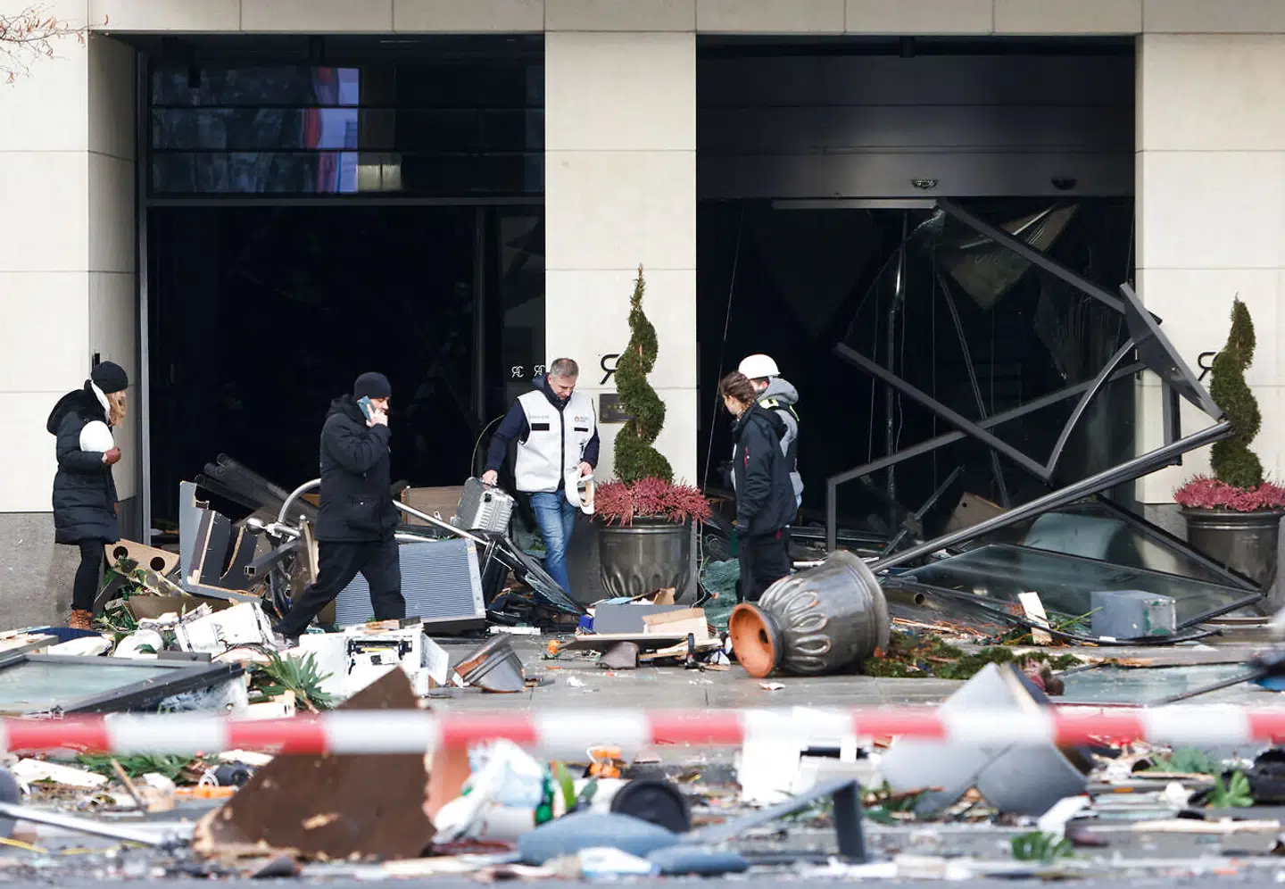 Genstande og vragrester er skyllet rundt – noget af det ud på gaden, som billedet her viser.