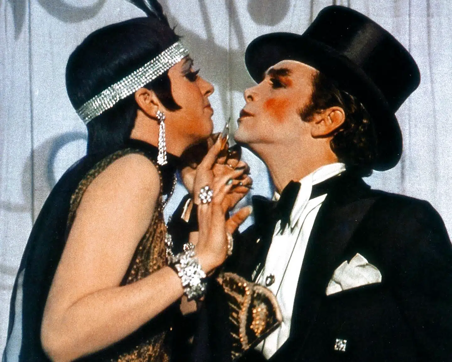 Liza Minnelli og Joel Grey spillede to af hovedpersonerne i filmen Cabaret fra 1972. Filmen var løseligt bygget på Christopher Isherwoods selvbiografiske roman »Farvel til Berlin« (1939).