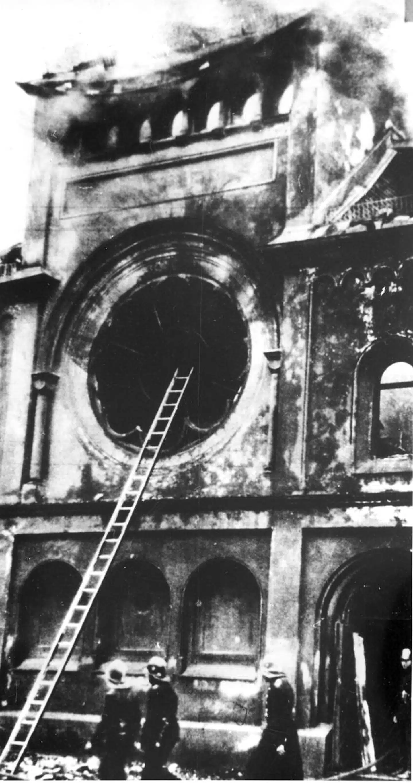 9.-10. november 1938 blev jødiske lejligheder, forretninger og synagoger angrebet og nedbrændt. Berlins store synagoge i Fasanen Strasse brændte. Her ses synagogen fotograferet dagen efter Krystalnatten.