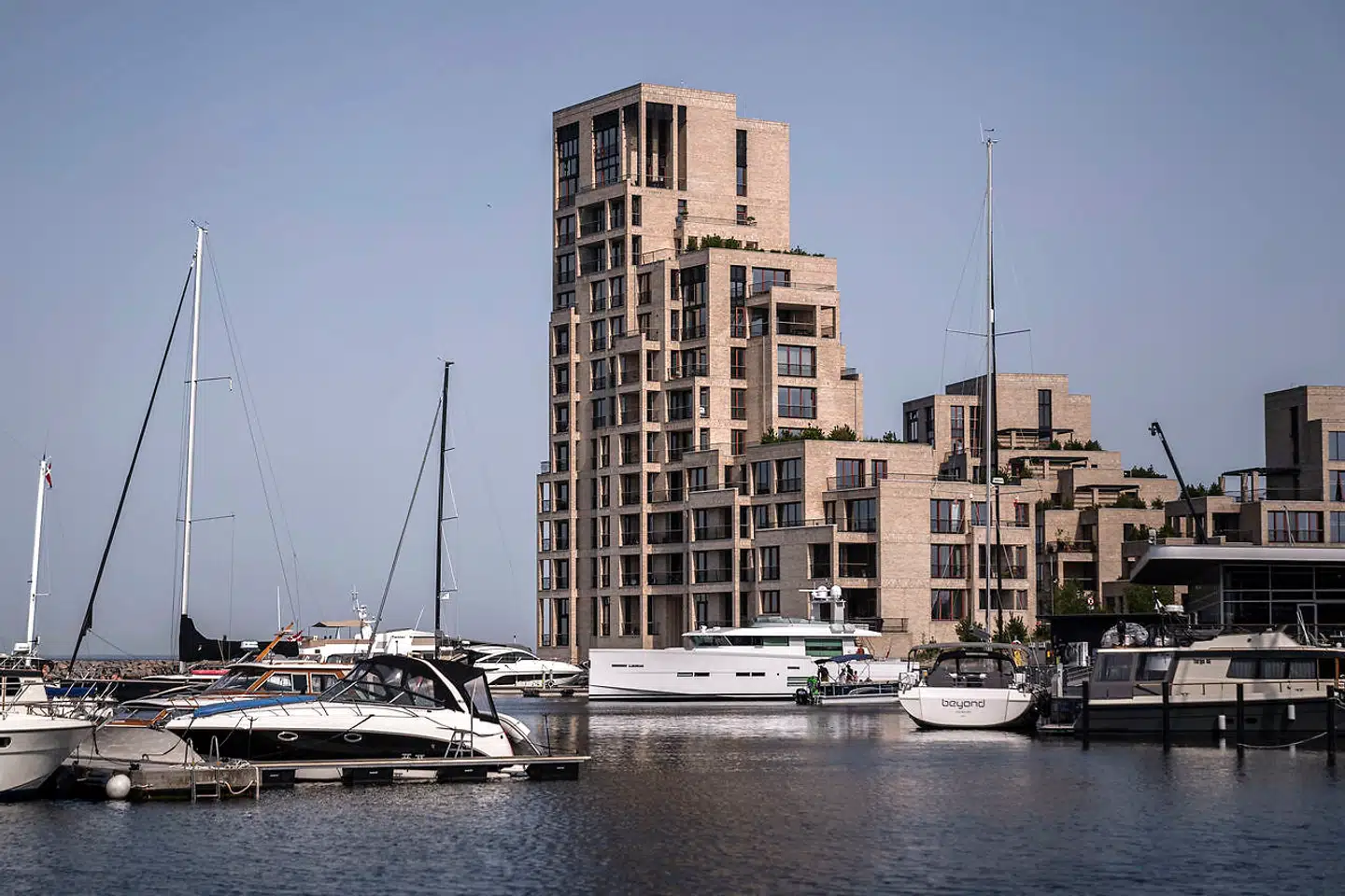 De dyre både i havnen er den perfekte forgrund til Hellerups nyeste luksusboliger. Et gyldent boligfjeld med meget dyre lejligheder og en fænomenal udsigt.