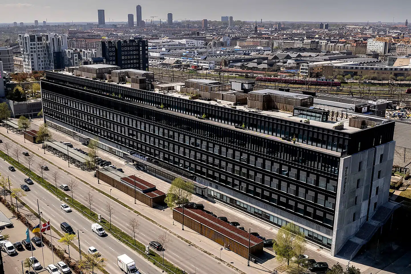 Vilhelm Lauritzen Arkitekters nye aluminiumsfacade til KB 32 er en af de bedste facader, der er blevet tegnet i København i årevis. Den tidligere så udskældte bygning er kommet til ære og værdighed igen.