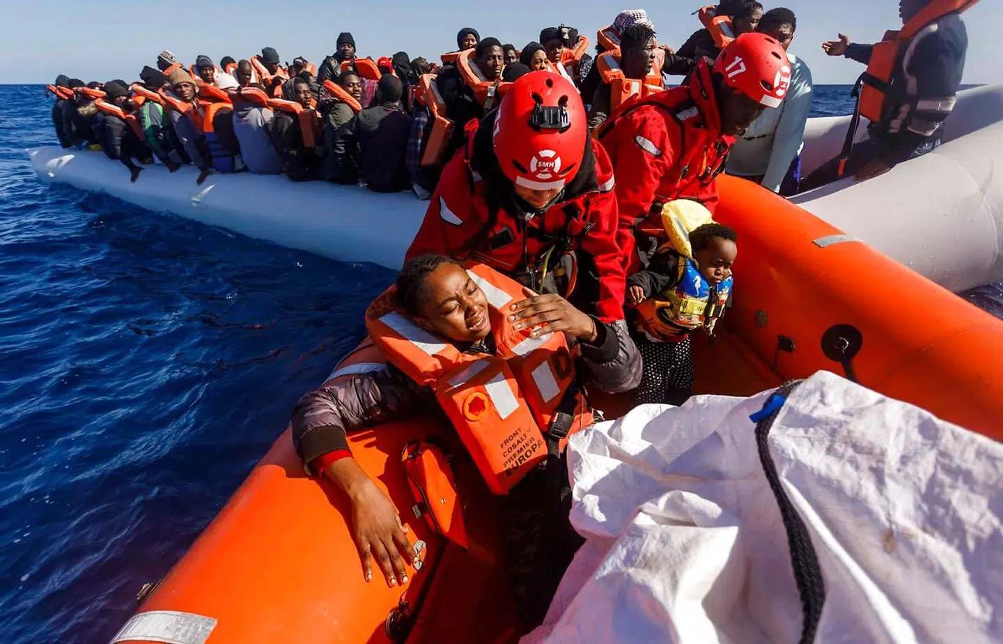 »Flygtningespørgsmålet er blusset op igen, da grupper på flere millioner mennesker fra Asien og Afrika, der har mistet deres hjem, er vandret mod Europa,« skriver Lotte Hansen.