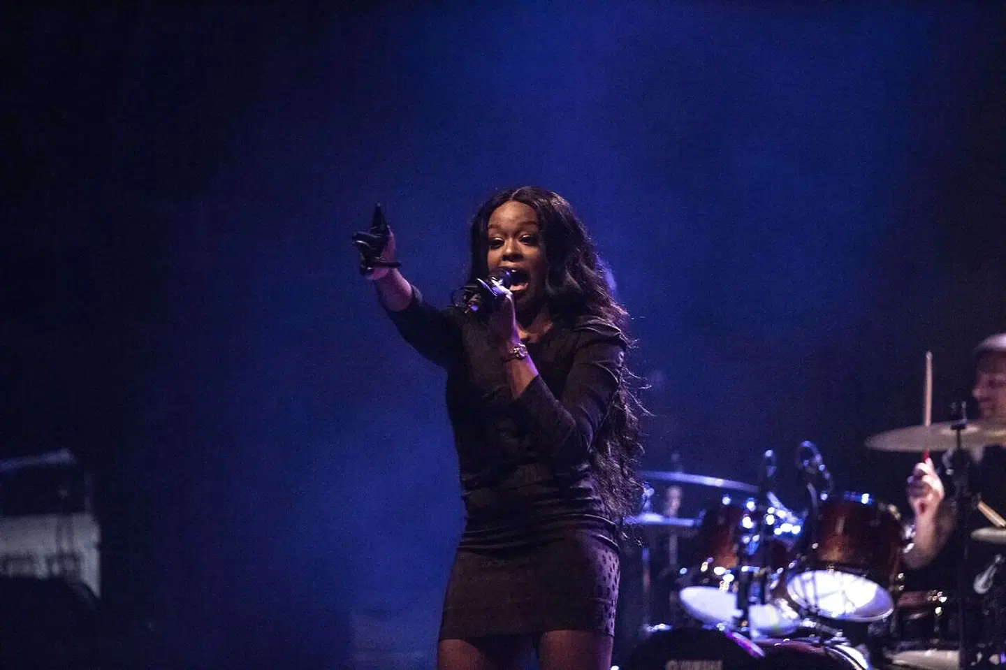 Azealia Banks siger, at sidste gang hun optrådte i Brisbane, var der nogen, som kastede noget efter hende, da hun stod på scenen.