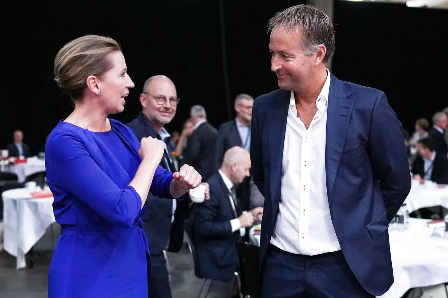 »Det ubehagelige ved det er, at uden Christian Eriksens uhyggelige kollaps i Parken ville landstræner Kasper Hjulmands banale grønspætteværdier næppe have givet ham en fremtrædende plads i startopstillingen på Mette Fredriksens stort anlagte propagandashow 'Fremtidens Danmark' i Fredericia i august sidste år,« skriver Torben Steno.