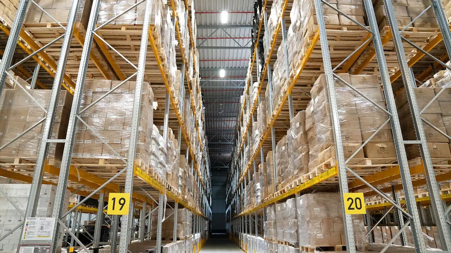 Varer, som producenter sælger til andre virksomheder, ligger fortsat på et markant højere prisniveau end for et år siden.