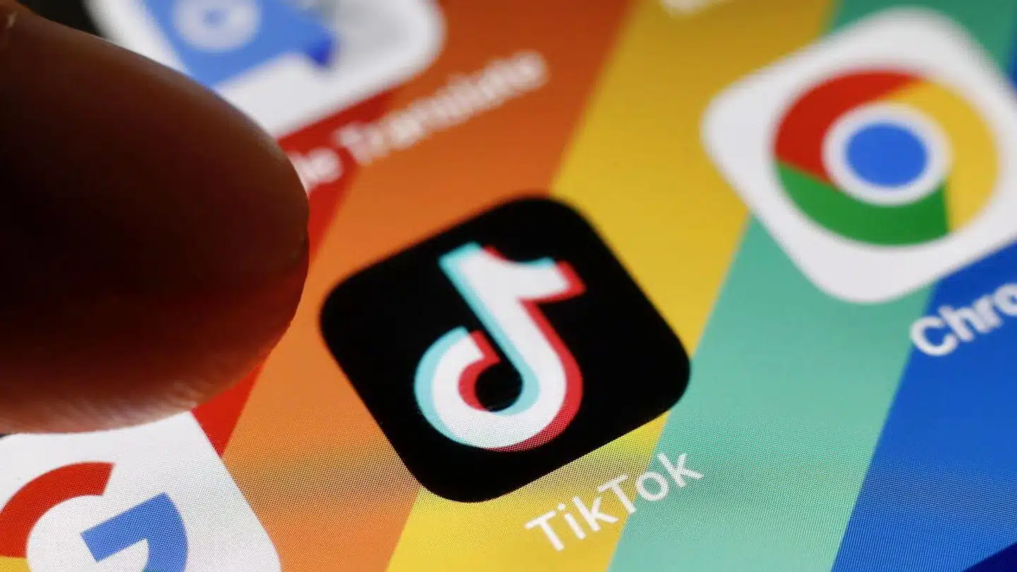 TikTok er umådeligt populær, især blandt unge, men videoappen udgør en sikkerhedsrisiko, mener amerikanske politikere, som nu forbyder, at den kan installeres på offentligt ansattes arbejdstelefoner.