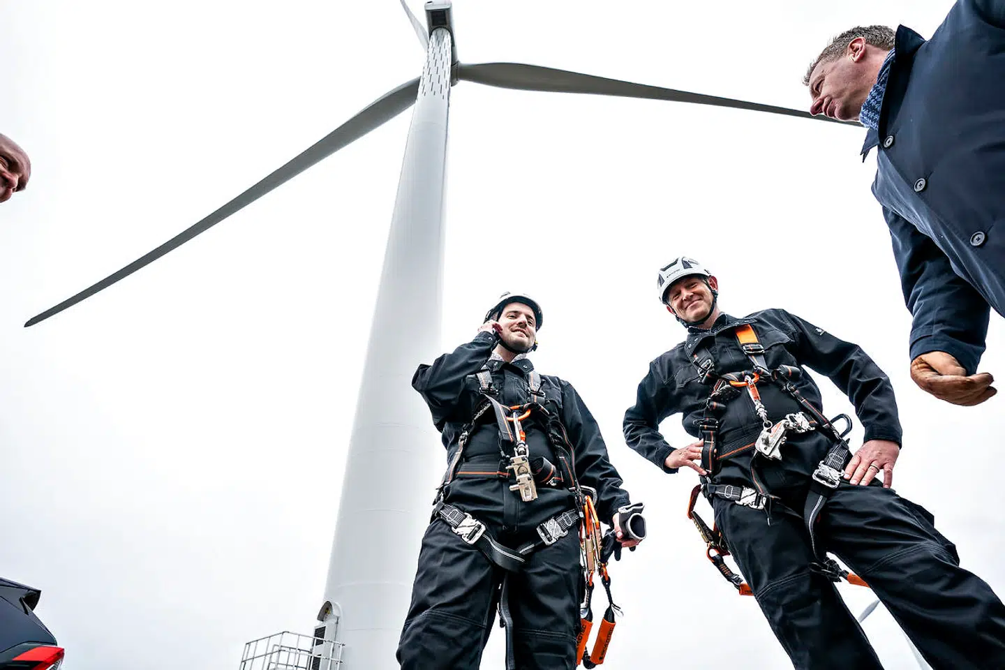 Socialdemokratiets Simon Kollerup (tv.) på besøg som erhvervsminister i Vindpark Thorup-Sletten i Nordjylland i 2020. De seneste år er der stort set ingen vindmøller blevet sat op på land i Danmark.