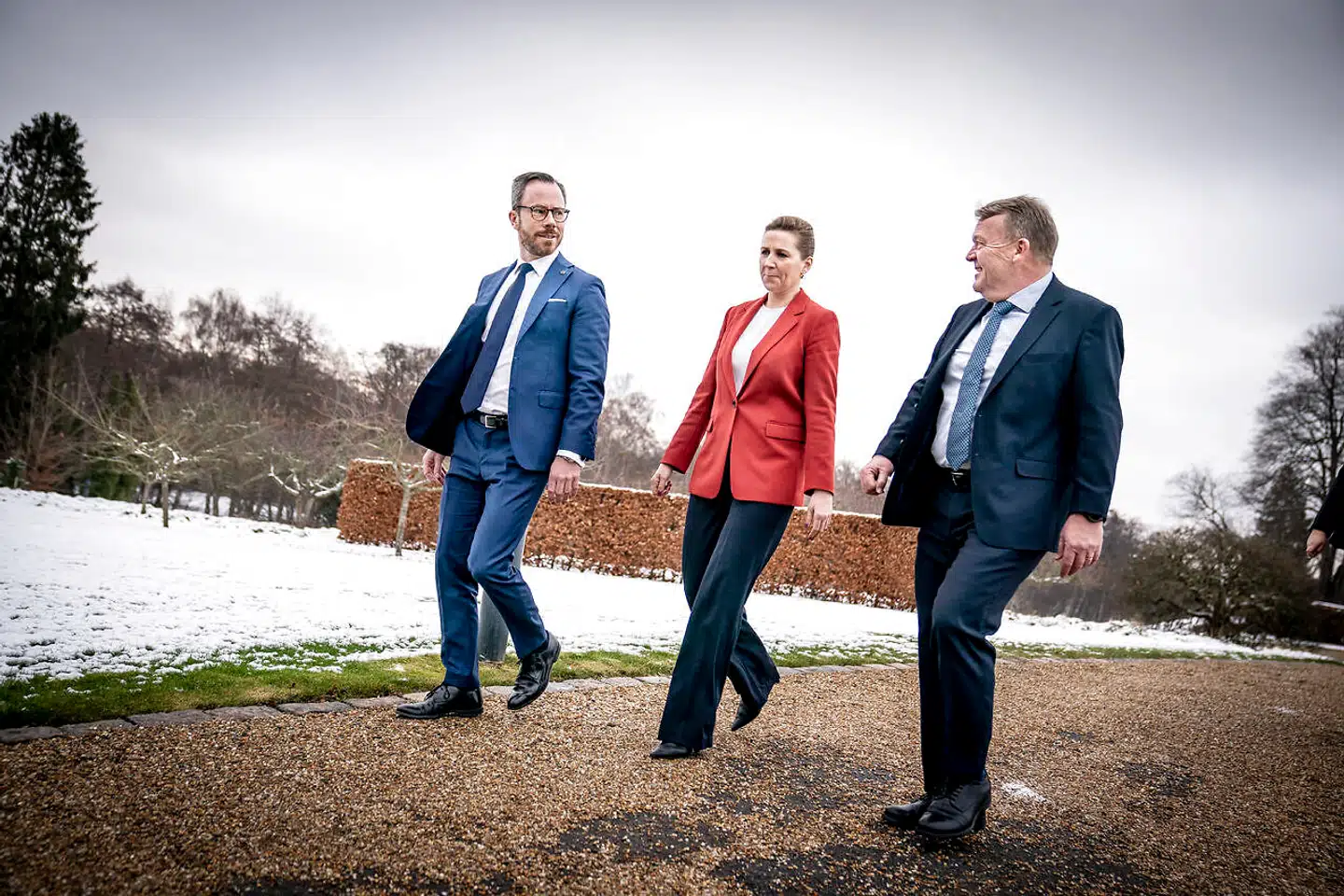 Statsminister Mette Frederiksen (S), formand for Venstre Jakob Ellemann-Jensen og formand for Moderaterne Lars Løkke Rasmussen på vej til præsentation af regeringsgrundlaget for den nye SVM-regering på Marienborg onsdag.
