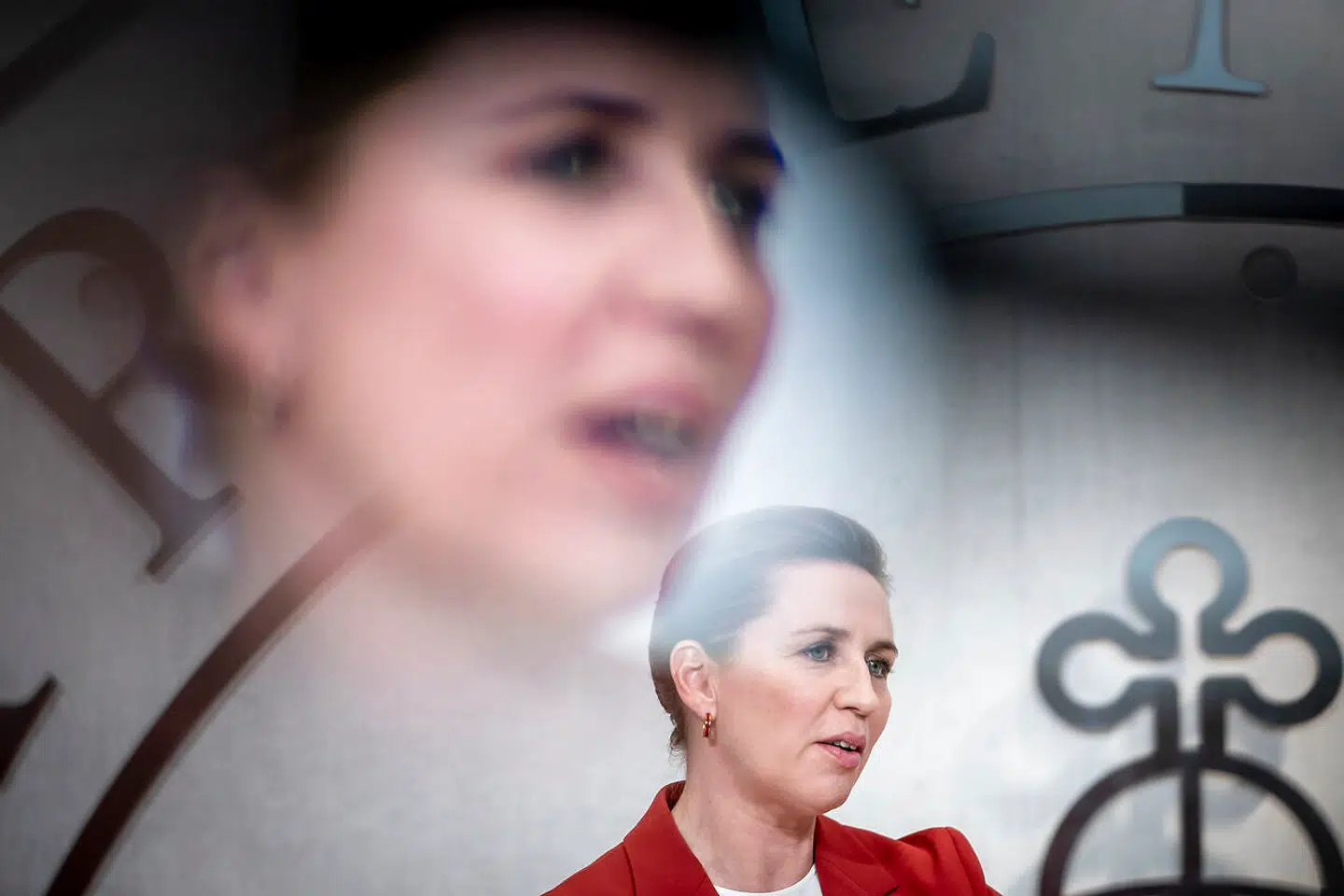 Hvis en helligdag fjernes, som SVM-regeringen med fungerende statsminister Mette Frederiksen (S) i spidsen lægger op til, og danskerne dermed skal arbejde en dag mere om året, kan det på sigt give mere i løn. Den ekstra arbejdsdag vil give en øget produktion over tid, og det kan give mere i løn. Men spørgsmålet er hvor meget.