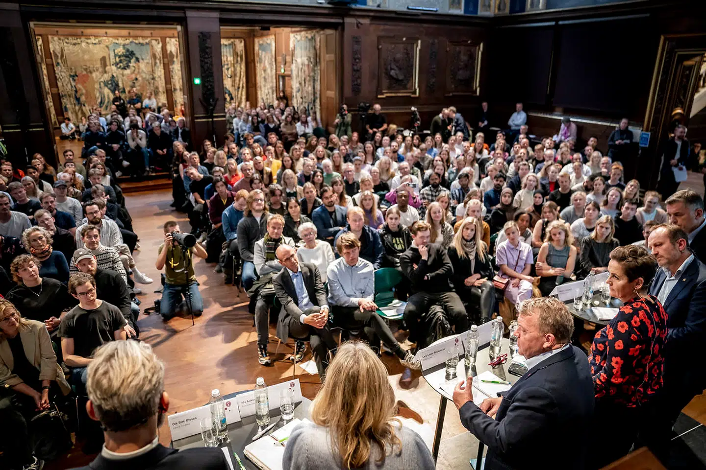 Studerende på Københavns Universitet til politisk debat under valgkampen i Gobelinsalen på universitetet.
