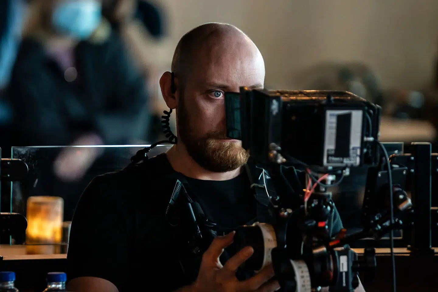 Regeringen vil nu genoverveje det såkaldt kulturbidrag, som udenlandske streamingtjenester skal betale, når de producerer film og tv-serier i Danmark. Fotoet er fra filmoptagelser til Viaplays serie »Hvad med Monica?«