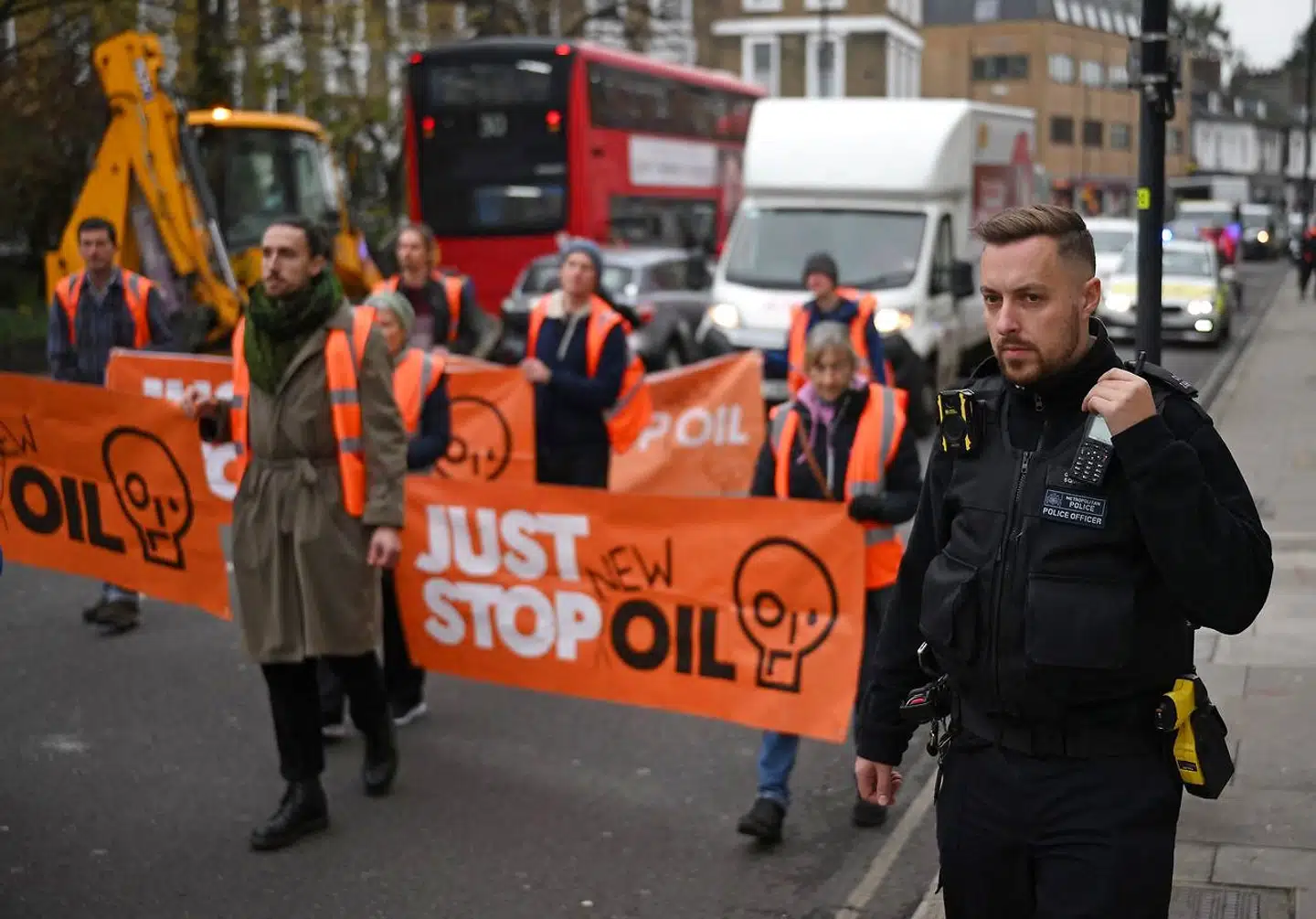 »Collignon går så langt som at anklage klimabevægelsen for at stå bag en radikaliseringsproces lignende den, der fandt sted i terrorgrupper som Rote Armee Fraktion,« skriver Selma de Montgomery.