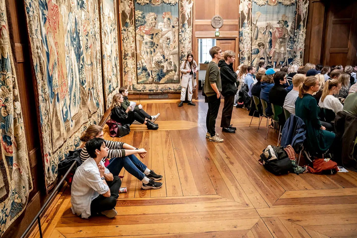 Studerende på Københavns Universitet til politisk debat under valgkampen i Gobelinsalen på universitetet.